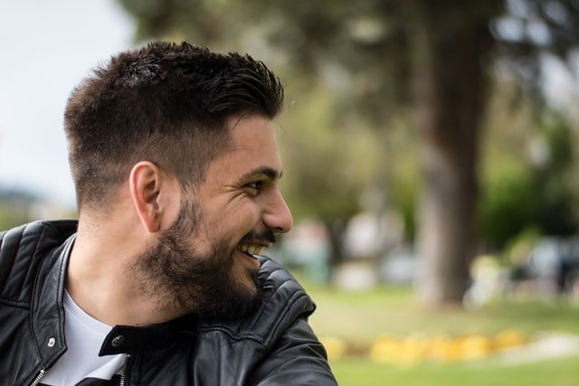 Mies ja lyhyt hiustyyli.